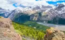 Die beeindruckende Landschaft der kanadischen Rockies Blick auf verschneite Berge und bewaldete Täler in Kanada.