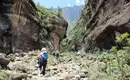 Wanderung in den Drakensbergen Wanderer erkunden eine felsige Schlucht in den Drakensbergen.