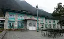 Hotel in den Bergen Nepals Ein steinernes Hotelgebäude in der Himalaya-Region.