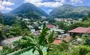 Blick auf tropische Vegetation und Berge Tropische Vegetation und Berge auf den Seychellen, umgeben von Wolken.