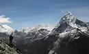 Panoramablick auf Himalaya-Bergkette Ein Wanderer steht vor der beeindruckenden Himalaya-Berglandschaft.