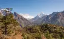 Himalaya: Majestätische Bergansichten Panorama mit verschneiten Gipfeln und grünen Hängen im Himalaya