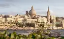 Panoramablick auf Valletta Historische Gebäude und Kathedrale von Valletta am Wasser.