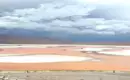 Beeindruckende Rote Lagune in Bolivien Weite Landschaft der Roten Lagune in Bolivien mit Wolken.