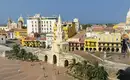 Koloniale Altstadt von Cartagena Blick über die historische Altstadt von Cartagena mit bunten Gebäuden und einer Stadtmauer.
