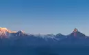 Majestätisches Himalaya-Panorama Berggipfel im Himalaya im Morgenlicht vor klarem blauen Himmel.