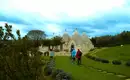 Trulli-Häuser in Alberobello Menschen besuchen Trulli-Häuser in einer grünen Landschaft, Apulien.