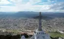 Cristo Rei in Lubango mit Stadtblick Cristo Rei Statue überblickt die Stadt Lubango, Angola. Stadt und Landschaft sind im Hintergrund sichtbar.