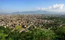 Blick über Kathmandu Panorama von Kathmandu mit umliegenden Hügeln unter blauem Himmel.