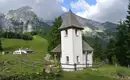 Kleine Kapelle vor toller Bergkulisse Alte Kapelle mit Bergblick in den Berchtesgadener Alpen.