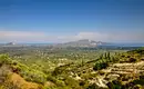 Blick auf das Landesinnere und die Küste während unserer Wanderung Weitläufige Landschaft mit Hügeln und Meerblick auf Zakynthos.