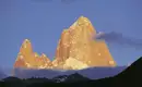 Sonnenuntergang über Patagoniens Bergen Sonnenuntergang über einem schneebedeckten Patagonien-Berg.