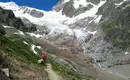 Majestätische Alpenlandschaft am Mont Blanc Wanderer auf einem Gebirgspfad mit schneebedeckten Gipfeln in den Alpen.