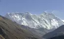 So imposant: Majestätische Himalaya-Berglandschaft Blick auf schneebedeckte Gipfel im Himalaya und grünes Tal.