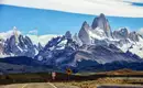Majestätische Anden in Patagonien Blick auf majestätische schneebedeckte Berge der Anden in Patagonien, umgeben von einer malerischen Landschaft.