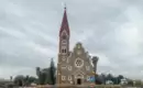 Bekannte Windhoek Kirche in Namibia Historische Kirche in Windhoek, Namibia bei Wolkenwetter.