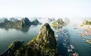 Atemberaubende Halong Bucht Panoramablick auf die Halong Bucht mit Inseln und grüner Vegetation.
