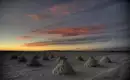 Toller Sonnenuntergang auf dem Salar de Uyuni Salzformationen auf dem Salar de Uyuni bei Sonnenuntergang mit beeindruckendem Himmel.