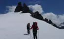 Zwei Bergsteiger auf schneebedecktem Weg in den Stubaier Alpen, Bergsteigerroute.