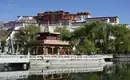 Potala-Palast in Tibet Potala-Palast in Tibet mit reflektierendem See im Vordergrund.