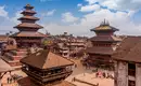 Blick auf antike Tempel in Bhaktapur, Nepal, bei leicht bewölktem Himmel.