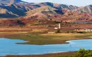 Landschaft im Hohen Atlas Panoramablick auf die Berge des Hohen Atlas mit einem See im Vordergrund.