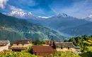 Traditionelle Häuser vor dem Himalaya mit blauen Himmel