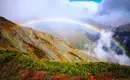 Regenbogen über den Japanischen Alpen Blick auf Regenbogen über den bewaldeten Bergen der Japanischen Alpen