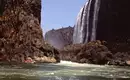 Erleben der majestätischen Victoria-Fälle Rafting vor den beeindruckenden Victoria-Fällen in Simbabwe bei Sonnenschein.