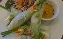 Frische vietnamesische Sommerrollen Vietnamesische Sommerrollen mit Dip auf einem Teller serviert