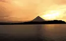 Sonnenuntergang am Vulkan Arenal Blick auf den Vulkan Arenal bei Sonnenuntergang über einem See