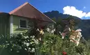 Kreolisches Haus in tropischer Landschaft Ein charmantes kreolisches Haus umgeben von exotischen Pflanzen im Schatten der Berge auf La Réunion.