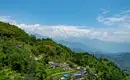 Typisch angelegte Felder-Terrassen in Nepal Landschaft mit Bergen, Wäldern und Dörfern im Himalaya, Nepal.