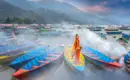 Bootsfahrt auf dem Phewasee Farbige Boote am Phewasee, Nepal mit Frau im traditionellen Gewand.