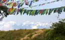 Himalaya mit Gebetsflaggen Schneebedeckte Himalaya-Berge mit bunten Gebetsflaggen im Vordergrund.
