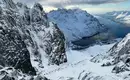 Verschneite Berge und Fjorde auf den Lofoten in Norwegen.