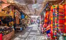 Markt in Marrakesch voller Farben Bunte Marktstände in Marrakesch, gefüllt mit Stoffen und Handwerkskunst.