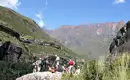 Mittagspause in den Drakensbergen Gruppe von Wanderern in einer malerischen Berglandschaft der Drakensberge, Südafrika.