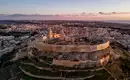 Maltas historische Zitadelle Luftaufnahmen von Maltas historischer Zitadelle im Sonnenuntergang mit umliegender Stadt.
