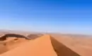 Erhabene Sanddünen in der Namib-Wüste Hoch aufragende Sanddüne unter strahlend blauem Himmel in Namib-Wüste.