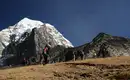 Auf unserer Wanderung in der Everest-Region Gruppe von Wanderern in der Himalaya-Berglandschaft unter klarem Himmel.