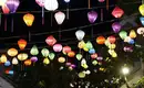 Tolle Straßenbeleuchtung in Vietnam: Bunte Lampions bei Nacht Leuchtend bunte Lampions hängen bei Nacht über einer Straße.