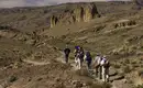 Trekking im Saghro-Gebirge, Marokko Eine Gruppe Wanderer erkundet die felsige Landschaft des Saghro-Gebirges in Marokko bei sonnigem Wetter.