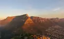 Panorama des Tafelbergs in Kapstadt bei Sonnenuntergang, mit Blick auf die Stadt.