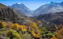 Berglandschaft mit Dorf im Annapurna-Massiv Herbstliches Dorf in der Berglandschaft des Annapurna-Massivs in Nepal.