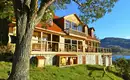 Unsere Lodge am See, mit tollem Ausblick von der Veranda! Idyllische Lodge am See in Patagonien mit Holzveranda und Bergblick.