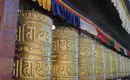 Gebetsmühlen in Nepal Goldene Gebetsmühlen mit tibetischen Schriftzeichen in Nepal.