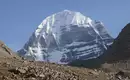 Wunderschön: Heiliger Berg Kailash in Tibet Berg Kailash in Tibet mit schneebedecktem Gipfel und klarem Himmel im Hintergrund