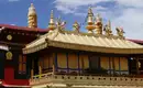 Goldener Tempel: Prachtvolle Architektur Nahaufnahme eines goldenen Tempels mit detaillierten Verzierungen in Tibet.