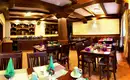 Gemütliches Restaurant im Himalaya Ein gemütliches Restaurant mit Holzmöbeln und Tischdekoration.